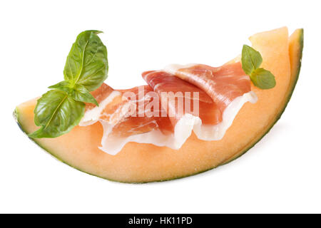 Fetta di Melone con prosciutto e basilico isolati su sfondo bianco Foto Stock