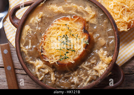 Zuppa di cipolle alla francese con crostini e formaggio macro vista da sopra. orizzontale Foto Stock