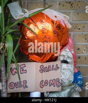Targhetta Anti-Trump e palloncino visto nel sud est di Londra, Regno Unito Foto Stock