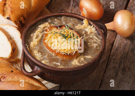 Zuppa di cipolle alla francese con crostini e formaggio close-up e ingredienti orizzontale. Foto Stock