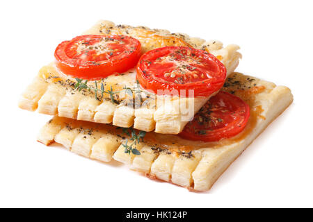 Dolci tradizionali crostate di sfoglia con pomodoro, formaggio e timo isolati su sfondo bianco Foto Stock