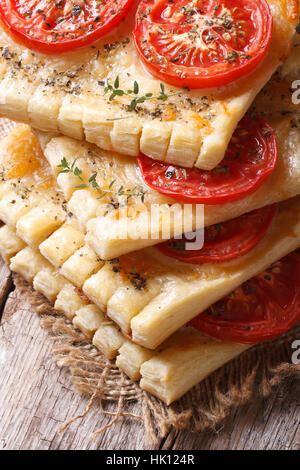 Dolci tradizionali crostate di sfoglia con pomodoro, formaggio e timo closeup sul piano verticale. Foto Stock