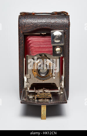 Kodak 3 pieghevole tascabile modello H. F realizzato dalla Eastman Kodak Co. Ltd., Rochester, dal 1904-15, 118 rotoli di pellicola. Il formato di esposizione era di 3 1/4 x 4 1/4 pollici Foto Stock