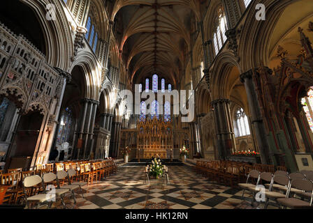 Il presbiterio a Ely Cathedral, con l'altare che era stato costruito per ospitare il santuario di San Etheldreda Foto Stock