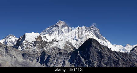 Il monte Everest e vette circostanti visto dal Gokyo Ri Foto Stock