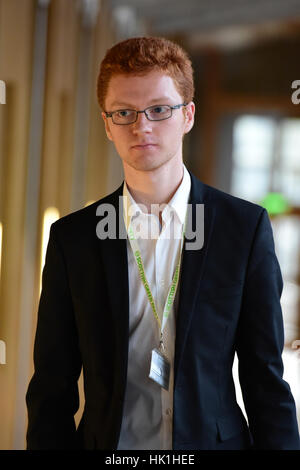 Edimburgo, Scozia, Regno Unito, 25 gennaio, 2017. Ross Greer MSP sul modo per la camera del parlamento scozzese, © Ken Jack / Alamy Live News Foto Stock