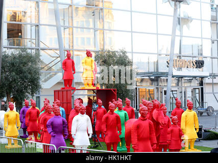 Guerrieri di Terracotta, un arte di installazione nella parte anteriore del Selfridges, Manchester, 25 gennaio 2017 (C)Barbara Cook/Alamy Live News Credito: Barbara Cook/Alamy Live News Foto Stock