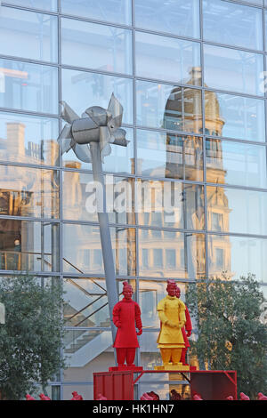 Guerrieri di Terracotta, un arte di installazione nella parte anteriore del Selfridges a Manchester, 25 gennaio 2017 (C)Barbara Cook/Alamy Live News Credito: Barbara Cook/Alamy Live News Foto Stock