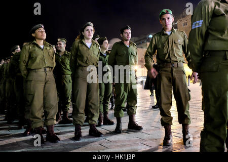 Gerusalemme, Israele. Il 25 gennaio 2017. In mezzo a un acceso dibattito sul genere misto servizio militare e integrazione di ultra ortodosso uomini ebrei nell esercito, l'IDF conduce la sua prima miscelata sesso giuramento nella cerimonia per il mese di novembre 2016 reclute della Caracal battaglione di fanteria presso il Muro Occidentale. Caracal è solo una delle due unità di combattimento in i militari israeliani che è composto sia da maschio e femmina di soldati. Credito: Nir Alon/Alamy Live News Foto Stock