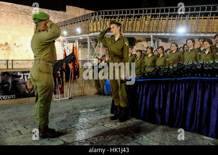 Gerusalemme, Israele. Il 25 gennaio 2017. In mezzo a un acceso dibattito sul genere misto servizio militare e integrazione di ultra ortodosso uomini ebrei nell esercito, l'IDF conduce la sua prima miscelata sesso giuramento nella cerimonia per il mese di novembre 2016 reclute della Caracal battaglione di fanteria presso il Muro Occidentale. Caracal è solo una delle due unità di combattimento in i militari israeliani che è composto sia da maschio e femmina di soldati. Credito: Nir Alon/Alamy Live News Foto Stock