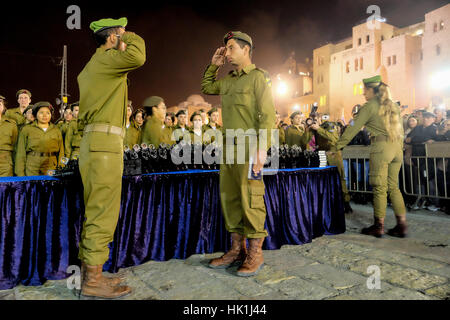 Gerusalemme, Israele. Il 25 gennaio 2017. In mezzo a un acceso dibattito sul genere misto servizio militare e integrazione di ultra ortodosso uomini ebrei nell esercito, l'IDF conduce la sua prima miscelata sesso giuramento nella cerimonia per il mese di novembre 2016 reclute della Caracal battaglione di fanteria presso il Muro Occidentale. Caracal è solo una delle due unità di combattimento in i militari israeliani che è composto sia da maschio e femmina di soldati. Credito: Nir Alon/Alamy Live News Foto Stock