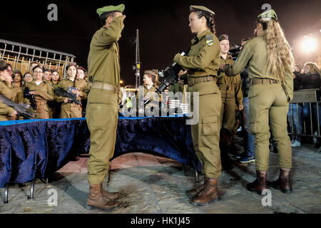 Gerusalemme, Israele. Il 25 gennaio 2017. In mezzo a un acceso dibattito sul genere misto servizio militare e integrazione di ultra ortodosso uomini ebrei nell esercito, l'IDF conduce la sua prima miscelata sesso giuramento nella cerimonia per il mese di novembre 2016 reclute della Caracal battaglione di fanteria presso il Muro Occidentale. Caracal è solo una delle due unità di combattimento in i militari israeliani che è composto sia da maschio e femmina di soldati. Credito: Nir Alon/Alamy Live News Foto Stock