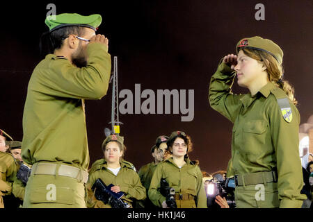 Gerusalemme, Israele. Il 25 gennaio 2017. In mezzo a un acceso dibattito sul genere misto servizio militare e integrazione di ultra ortodosso uomini ebrei nell esercito, l'IDF conduce la sua prima miscelata sesso giuramento nella cerimonia per il mese di novembre 2016 reclute della Caracal battaglione di fanteria presso il Muro Occidentale. Caracal è solo una delle due unità di combattimento in i militari israeliani che è composto sia da maschio e femmina di soldati. Credito: Nir Alon/Alamy Live News Foto Stock