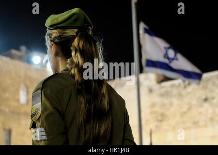 Gerusalemme, Israele. Il 25 gennaio 2017. In mezzo a un acceso dibattito sul genere misto servizio militare e integrazione di ultra ortodosso uomini ebrei nell esercito, l'IDF conduce la sua prima miscelata sesso giuramento nella cerimonia per il mese di novembre 2016 reclute della Caracal battaglione di fanteria presso il Muro Occidentale. Caracal è solo una delle due unità di combattimento in i militari israeliani che è composto sia da maschio e femmina di soldati. Credito: Nir Alon/Alamy Live News Foto Stock