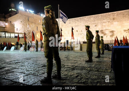 Gerusalemme, Israele. Il 25 gennaio 2017. In mezzo a un acceso dibattito sul genere misto servizio militare e integrazione di ultra ortodosso uomini ebrei nell esercito, l'IDF conduce la sua prima miscelata sesso giuramento nella cerimonia per il mese di novembre 2016 reclute della Caracal battaglione di fanteria presso il Muro Occidentale. Caracal è solo una delle due unità di combattimento in i militari israeliani che è composto sia da maschio e femmina di soldati. Credito: Nir Alon/Alamy Live News Foto Stock