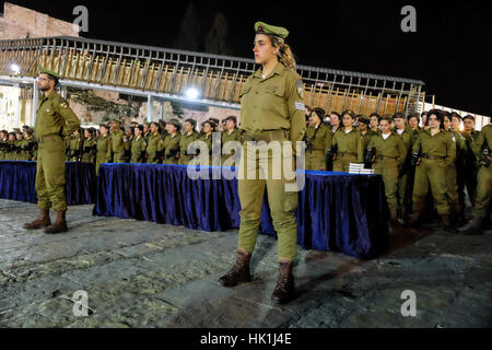 Gerusalemme, Israele. Il 25 gennaio 2017. In mezzo a un acceso dibattito sul genere misto servizio militare e integrazione di ultra ortodosso uomini ebrei nell esercito, l'IDF conduce la sua prima miscelata sesso giuramento nella cerimonia per il mese di novembre 2016 reclute della Caracal battaglione di fanteria presso il Muro Occidentale. Caracal è solo una delle due unità di combattimento in i militari israeliani che è composto sia da maschio e femmina di soldati. Credito: Nir Alon/Alamy Live News Foto Stock