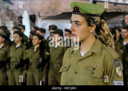 Gerusalemme, Israele. Il 25 gennaio 2017. In mezzo a un acceso dibattito sul genere misto servizio militare e integrazione di ultra ortodosso uomini ebrei nell esercito, l'IDF conduce la sua prima miscelata sesso giuramento nella cerimonia per il mese di novembre 2016 reclute della Caracal battaglione di fanteria presso il Muro Occidentale. Caracal è solo una delle due unità di combattimento in i militari israeliani che è composto sia da maschio e femmina di soldati. Credito: Nir Alon/Alamy Live News Foto Stock