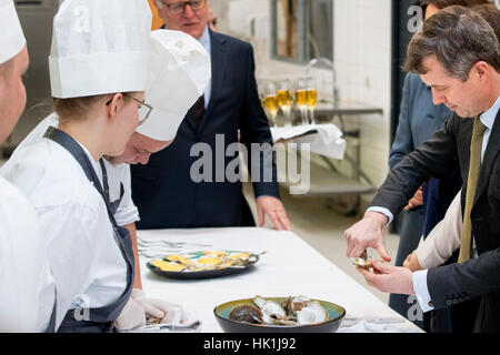 Copenhagen, Danimarca. Il 25 gennaio 2017. Il principe ereditario Frederik (R) a Copenaghen Hospitality School durante un workshop di cottura, il 25 gennaio 2017. Il presidente dell'Islanda è la Danimarca per una due giorni di visita di stato. POINT DE VUE FUORI - nessun filo SERVICE - foto: Patrick van Katwijk/Olandese Photo Press/dpa Foto Stock