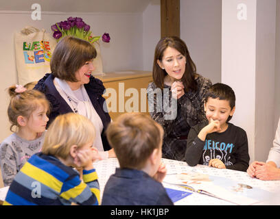 Copenhagen, Danimarca. Il 25 gennaio 2017. La Principessa Maria (2R), e Eliza Jean Reid, moglie del Presidente dell'Islanda Johannesson a Copenaghen Hospitality School per un workshop di cottura, il 25 gennaio 2017. Il presidente dell'Islanda è la Danimarca per una due giorni di visita di stato. - Nessun filo SERVICE - foto: Albert Nieboer/RoyalPress/dpa Foto Stock