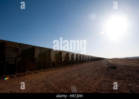 Naco, STATI UNITI D'AMERICA. 25 gennaio, 2107. **Foto File** Presidente Trump firmato degli ordini esecutivi per iniziare la costruzione di un muro in US-frontiera messico, potenziare la Pattuglia di Confine forze e aumentando il numero dell'immigrazione i funzionari di polizia incaricati di effettuare le deportazioni. Nella foto: 27 Aprile 2012 - Naco, Arizona, Stati Uniti - gli Stati Uniti e il Messico muro di confine tra Naco, Ariz. e Douglas, Ariz. Credito: ZUMA Press, Inc./Alamy Live News Foto Stock