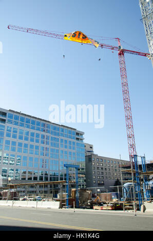 Washington, Stati Uniti d'America. 25 gennaio, 2017. Manifestanti salire gru da cantiere in Downtown DC, XV e l Street, e distendere banner che dice di resistere in segno di protesta per la nuova amministrazione vincente nell'agenda. Credito: Angela Drake/Alamy Live News Foto Stock