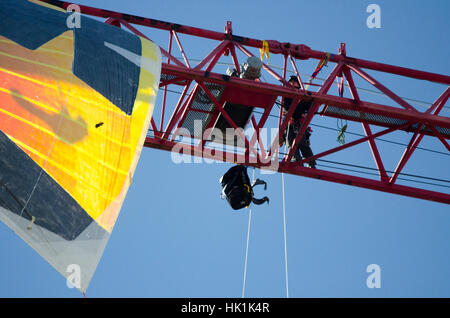 Washington, Stati Uniti d'America. 25 gennaio, 2017. Greenpeace Protester si affaccia su Washington DC Credito: Angela Drake/Alamy Live News Foto Stock