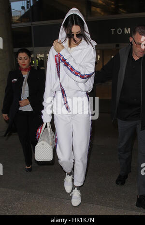 Los Angeles, Stati Uniti d'America. 25 gennaio, 2017. Kendall Jenner visto presso l'aeroporto di Los Angeles in Los Angeles, California. Credito: Giovanni Misa/media/punzone Alamy Live News Foto Stock
