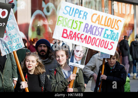 Bristol, Regno Unito, 4 febbraio, 2017. I manifestanti che trasportano anti trump cartelli e segni sono raffigurate prendendo parte a una marcia di protesta e di rally contro il Presidente Trump's divieto musulmano. I manifestanti hanno anche chiamato per trionfi visita di Stato nel Regno Unito per essere annullato. Credito: lynchpics/Alamy Live News Foto Stock