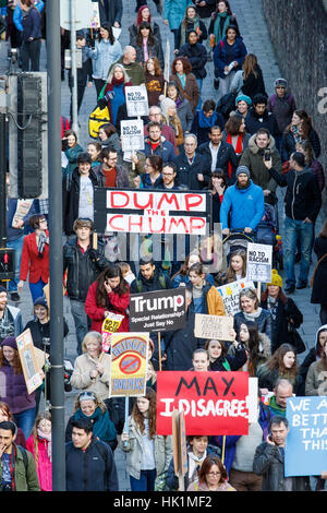 Bristol, Regno Unito, 4 febbraio, 2017. I manifestanti che trasportano anti trump cartelli e segni sono raffigurate prendendo parte a una marcia di protesta e di rally contro il Presidente Trump's divieto musulmano. I manifestanti hanno anche chiamato per trionfi visita di Stato nel Regno Unito per essere annullato. Credito: lynchpics/Alamy Live News Foto Stock