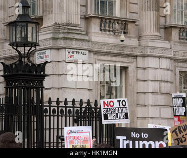 Londra, Regno Unito. 4 febbraio 2017. Al di fuori dell'ingresso a Downing Street, all'anti-Trump manifestazione a Londra Credito: Ian Davidson/Alamy Live News Foto Stock