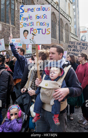 Bristol, Regno Unito, 4 febbraio, 2017. I manifestanti che trasportano anti trump cartelli e segni sono raffigurate prendendo parte a una marcia di protesta e di rally contro il Presidente Trump's divieto musulmano. I manifestanti hanno anche chiamato per trionfi visita di Stato nel Regno Unito per essere annullato. Credito: lynchpics/Alamy Live News Foto Stock