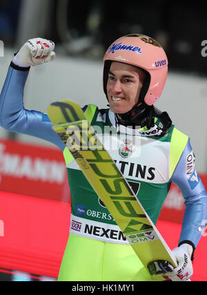 Oberstdorf, Germania. 04 feb 2017. Sci austriaca ponticello Kraft Stefan festeggia il suo primo posto in finale a sci battenti World Cup a Oberstdorf in Germania, 04 febbraio 2017. Foto: Daniel Karmann/dpa/Alamy Live News Foto Stock