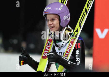 Oberstdorf, Germania. 04 feb 2017. Sci tedesco Andreas ponticello Wellinger reagisce dopo il suo salto nel finale a sci battenti World Cup a Oberstdorf in Germania, 04 febbraio 2017. Egli ha ottenuto il secondo posto nella coppa del mondo. Foto: Daniel Karmann/dpa/Alamy Live News Foto Stock