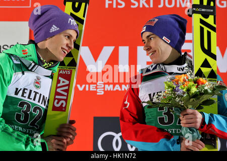 Oberstdorf, Germania. 04 feb 2017. Sci austriaco Stefan ponticello Kraft (r) festeggia il suo primo posto accanto a Andreas Wellinger che ha piazzato al secondo posto in finale a sci battenti World Cup a Oberstdorf in Germania, 04 febbraio 2017. Foto: Daniel Karmann/dpa/Alamy Live News Foto Stock