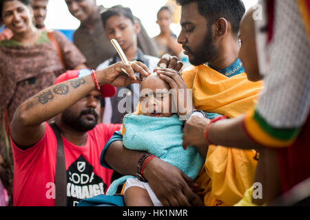 Kuala Lumpur, Malesia. 4 febbraio 2017. Un bambino devoto ha la sua testa radersi prima di prendere parte alla processione per le Sacre Grotte Batu tempio durante il festival di Thaipusam a Grotte Batu di Kuala Lumpur in Malesia a febbraio 04, 2017. Thaipusam è celebrata dai devoti del dio indù Murugan ed è un importante festival della comunità Tamil in paesi come India, Sri Lanka, Indonesia, Thailandia, Malaysia e Singapore, durante la quale i devoti pierce stessi con picchi e di prendere parte in lunghe processioni. Credito: Chris JUNG/Alamy Live News Foto Stock