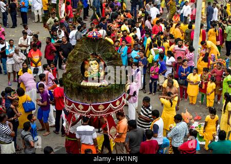 Kuala Lumpur, Malesia. 4 febbraio 2017. Malese devoto indù partecipa al festival di Thaipusam nelle Grotte Batu, Malaysia, il giorno 04 Febbraio, 2017. Thaipusam è celebrata dai devoti del dio indù Murugan ed è un importante festival della comunità Tamil in paesi come India, Sri Lanka, Indonesia, Thailandia, Malaysia e Singapore, durante la quale i devoti pierce stessi con picchi e di prendere parte in lunghe processioni. Credito: Chris JUNG/Alamy Live News Foto Stock