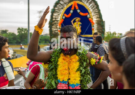 Kuala Lumpur, Malesia. 4 febbraio 2017. Malese devoto indù partecipa al festival di Thaipusam nelle Grotte Batu, Malaysia, il giorno 04 Febbraio, 2017. Thaipusam è celebrata dai devoti del dio indù Murugan ed è un importante festival della comunità Tamil in paesi come India, Sri Lanka, Indonesia, Thailandia, Malaysia e Singapore, durante la quale i devoti pierce stessi con picchi e di prendere parte in lunghe processioni. Credito: Chris JUNG/Alamy Live News Foto Stock