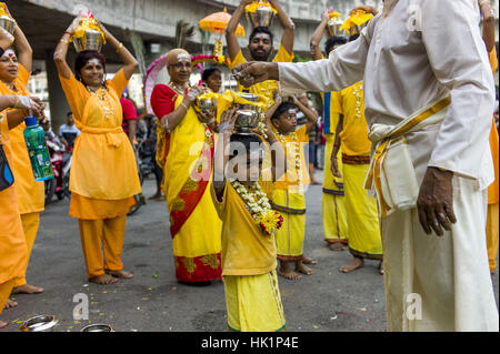 Kuala Lumpur, Malesia. 4 febbraio, 2017. Malese devoto indù partecipa al festival di Thaipusam nelle Grotte Batu, Malaysia, il giorno 04 Febbraio, 2017. Thaipusam è celebrata dai devoti del dio indù Murugan ed è un importante festival della comunità Tamil in paesi come India, Sri Lanka, Indonesia, Thailandia, Malaysia e Singapore, durante la quale i devoti pierce stessi con picchi e di prendere parte in lunghe processioni. Credito: Chris Jung/ZUMA filo/Alamy Live News Foto Stock