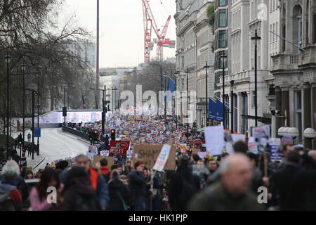 Londra, Regno Unito. 4 febbraio 2017. Marzo su Piccadilly. Una protesta presso l ambasciata americana in Grosvenor Square contro il presidente trionfi recente politica di vietare gli immigrati che viaggiano da diversi paesi musulmani negli Stati Uniti. Penelope Barritt/Alamy Live News Foto Stock