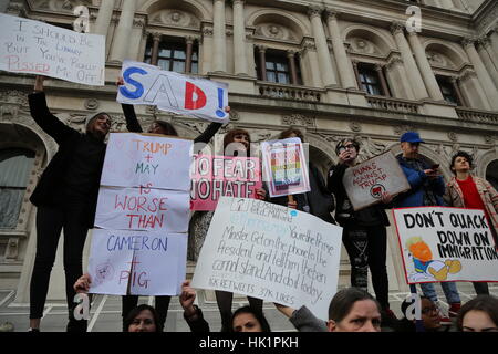 Londra, Regno Unito. 4 febbraio 2017. Manifestanti su Whitehall. Una protesta presso l ambasciata americana in Grosvenor Square contro il presidente trionfi recente politica di vietare gli immigrati che viaggiano da diversi paesi musulmani negli Stati Uniti. Penelope Barritt/Alamy Live News Foto Stock