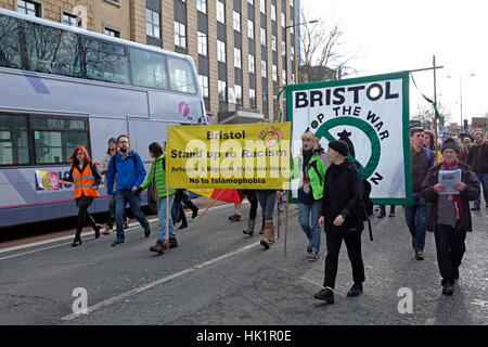 Bristol, Regno Unito. 4 febbraio 2017. I manifestanti prendere parte a una dimostrazione e marzo contro il presidente statunitense Donald Trump's le politiche di immigrazione e la sua proposta di visita di Stato nel Regno Unito. La manifestazione ha coinciso con una analoga protesta a Londra. Credito: Keith Ramsey/Alamy Live News Foto Stock