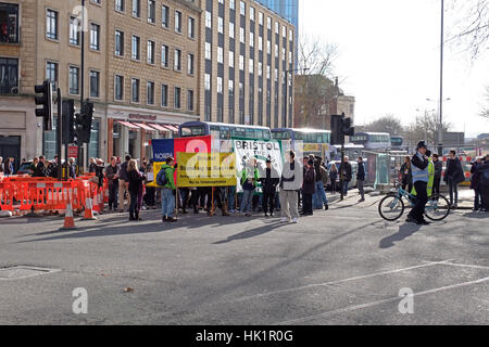 Bristol, Regno Unito. 4 febbraio 2017. I manifestanti prendere parte a una dimostrazione e marzo contro il presidente statunitense Donald Trump's le politiche di immigrazione e la sua proposta di visita di Stato nel Regno Unito. La manifestazione ha coinciso con una analoga protesta a Londra. Credito: Keith Ramsey/Alamy Live News Foto Stock