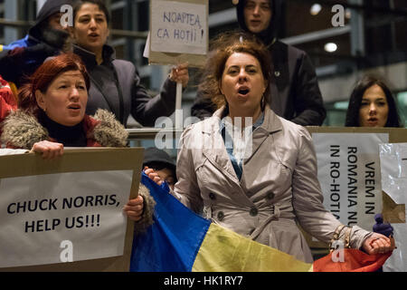 Cardiff, Regno Unito. 4 febbraio, 2017. i rumeni che attualmente vivono in Galles mostrano il loro sostegno a chi protesta nelle principali città in Romania contro la recente legislazione le modifiche apportate dall'attuale governo rumeno in Cardiff Bay. Essi raccolte sui gradini della National Assembly for Wales, dove sono visualizzati i messaggi contro il governo rumeno di recenti modifiche. Credito: Daniel damaschin/alamy live news Foto Stock