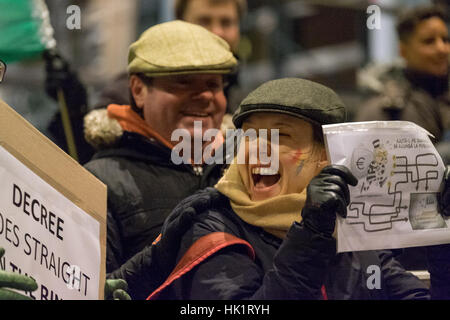 Cardiff, Regno Unito. 4 febbraio, 2017. i rumeni che attualmente vivono in Galles mostrano il loro sostegno a chi protesta nelle principali città in Romania contro la recente legislazione le modifiche apportate dall'attuale governo rumeno in Cardiff Bay. Essi raccolte sui gradini della National Assembly for Wales, dove sono visualizzati i messaggi contro il governo rumeno di recenti modifiche. Credito: Daniel damaschin/alamy live news Foto Stock