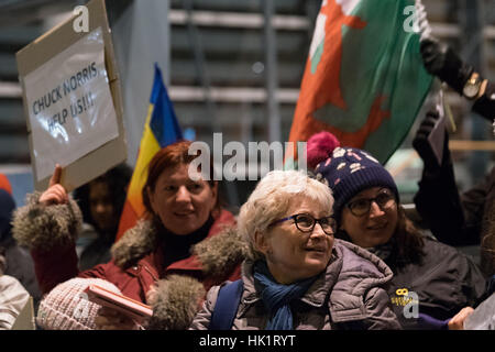 Cardiff, Regno Unito. 4 febbraio, 2017. i rumeni che attualmente vivono in Galles mostrano il loro sostegno a chi protesta nelle principali città in Romania contro la recente legislazione le modifiche apportate dall'attuale governo rumeno in Cardiff Bay. Essi raccolte sui gradini della National Assembly for Wales, dove sono visualizzati i messaggi contro il governo rumeno di recenti modifiche. Credito: Daniel damaschin/alamy live news Foto Stock