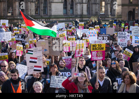 Manchester, Regno Unito. 4 febbraio, 2017. Le persone partecipano in un anti-Trump 'Muslim divieto' dimostrazione a Manchester in Inghilterra. La dimostrazione che è accaduto in solidarietà con le altre manifestazioni in altre città, è stato richiesto dal Presidente Trump firma un ordine esecutivo di arrestare l'intero noi programma per i rifugiati e il divieto a chiunque di Iran, Iraq, Libia, Somalia, Sudan, Siria e Yemen come anche le persone con doppia cittadinanza. Credito: Jonathan Nicholson/Alamy Live News Foto Stock