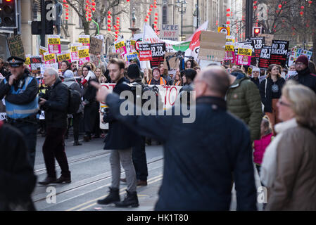 Manchester, Regno Unito. 4 febbraio, 2017. Le persone partecipano in un anti-Trump 'Muslim divieto' dimostrazione a Manchester in Inghilterra. La dimostrazione che è accaduto in solidarietà con le altre manifestazioni in altre città, è stato richiesto dal Presidente Trump firma un ordine esecutivo di arrestare l'intero noi programma per i rifugiati e il divieto a chiunque di Iran, Iraq, Libia, Somalia, Sudan, Siria e Yemen come anche le persone con doppia cittadinanza. Credito: Jonathan Nicholson/Alamy Live News Foto Stock