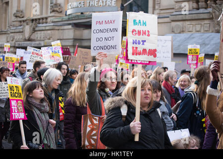 Manchester, Regno Unito. 4 febbraio, 2017. Le persone partecipano in un anti-Trump 'Muslim divieto' dimostrazione a Manchester in Inghilterra. La dimostrazione che è accaduto in solidarietà con le altre manifestazioni in altre città, è stato richiesto dal Presidente Trump firma un ordine esecutivo di arrestare l'intero noi programma per i rifugiati e il divieto a chiunque di Iran, Iraq, Libia, Somalia, Sudan, Siria e Yemen come anche le persone con doppia cittadinanza. Credito: Jonathan Nicholson/Alamy Live News Foto Stock