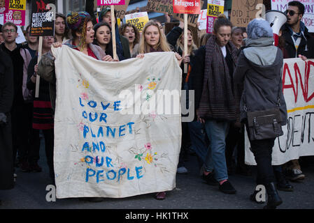 Manchester, Regno Unito. 4 febbraio, 2017. Le persone partecipano in un anti-Trump 'Muslim divieto' dimostrazione a Manchester in Inghilterra. La dimostrazione che è accaduto in solidarietà con le altre manifestazioni in altre città, è stato richiesto dal Presidente Trump firma un ordine esecutivo di arrestare l'intero noi programma per i rifugiati e il divieto a chiunque di Iran, Iraq, Libia, Somalia, Sudan, Siria e Yemen come anche le persone con doppia cittadinanza. Credito: Jonathan Nicholson/Alamy Live News Foto Stock