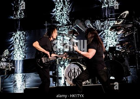 Milano, Italia. 4 febbraio, 2017. Band progressive metal dei Dream Theater eseguire live al Mediolanum Forum di Milano. Credito: Roberto Finizio/Alamy Live News Foto Stock